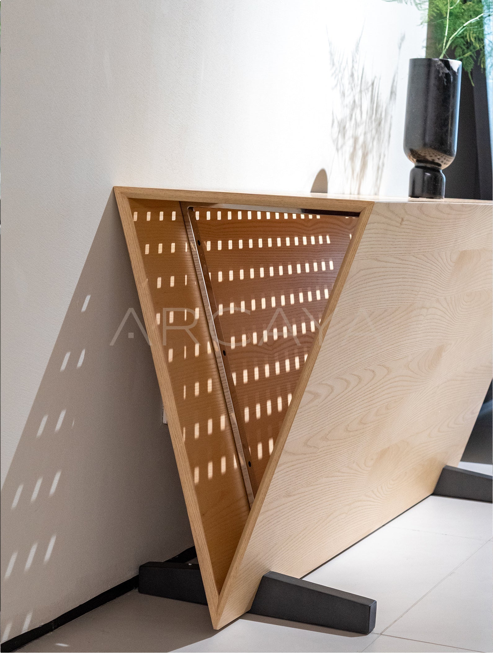 Liora Mont Cabinet