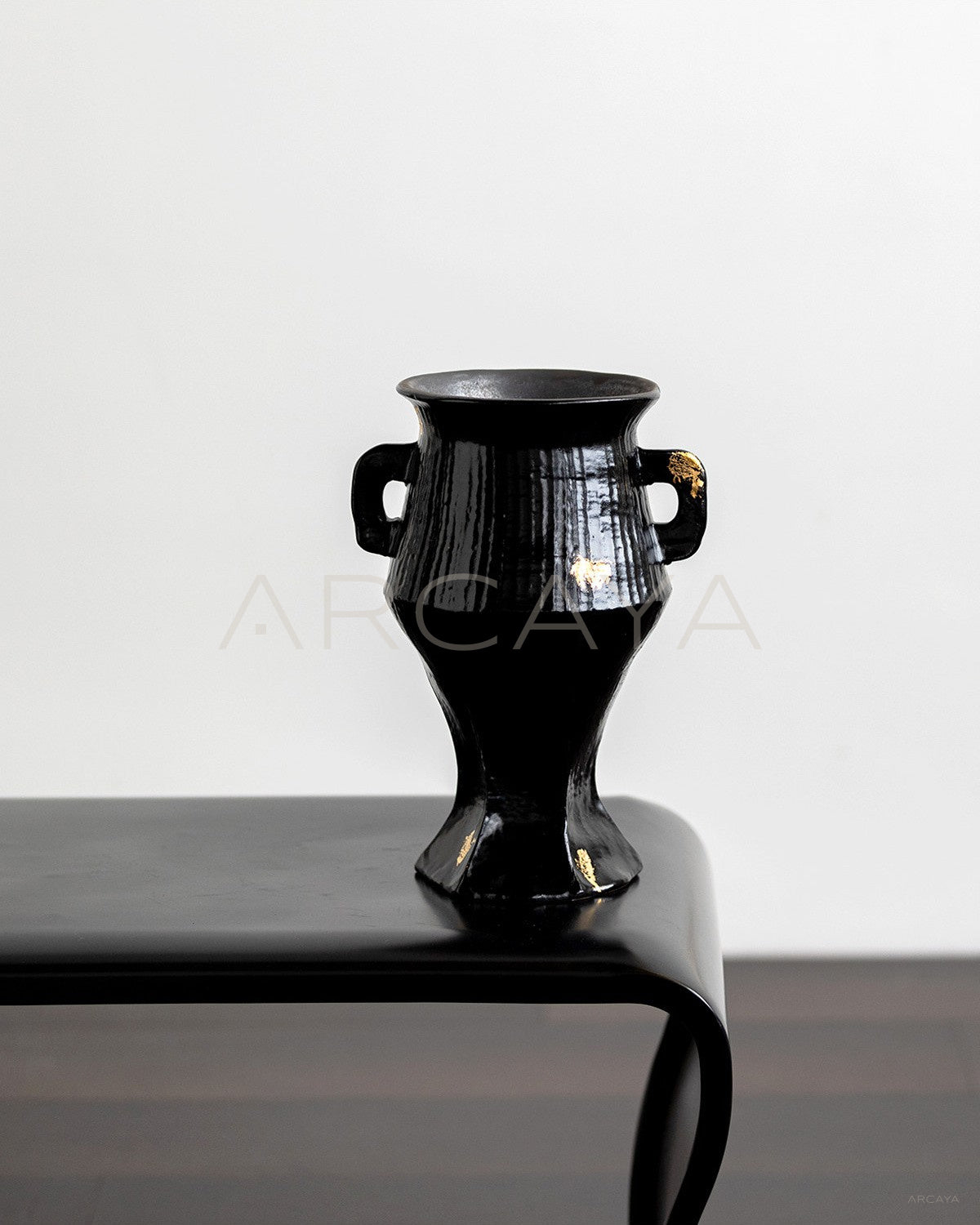 Dadan Ribbed Gilded Ceramic Vase - scene