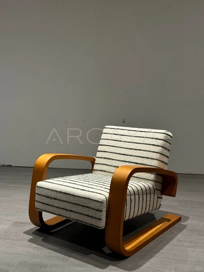 Elm Lake Sofa — interior view 07